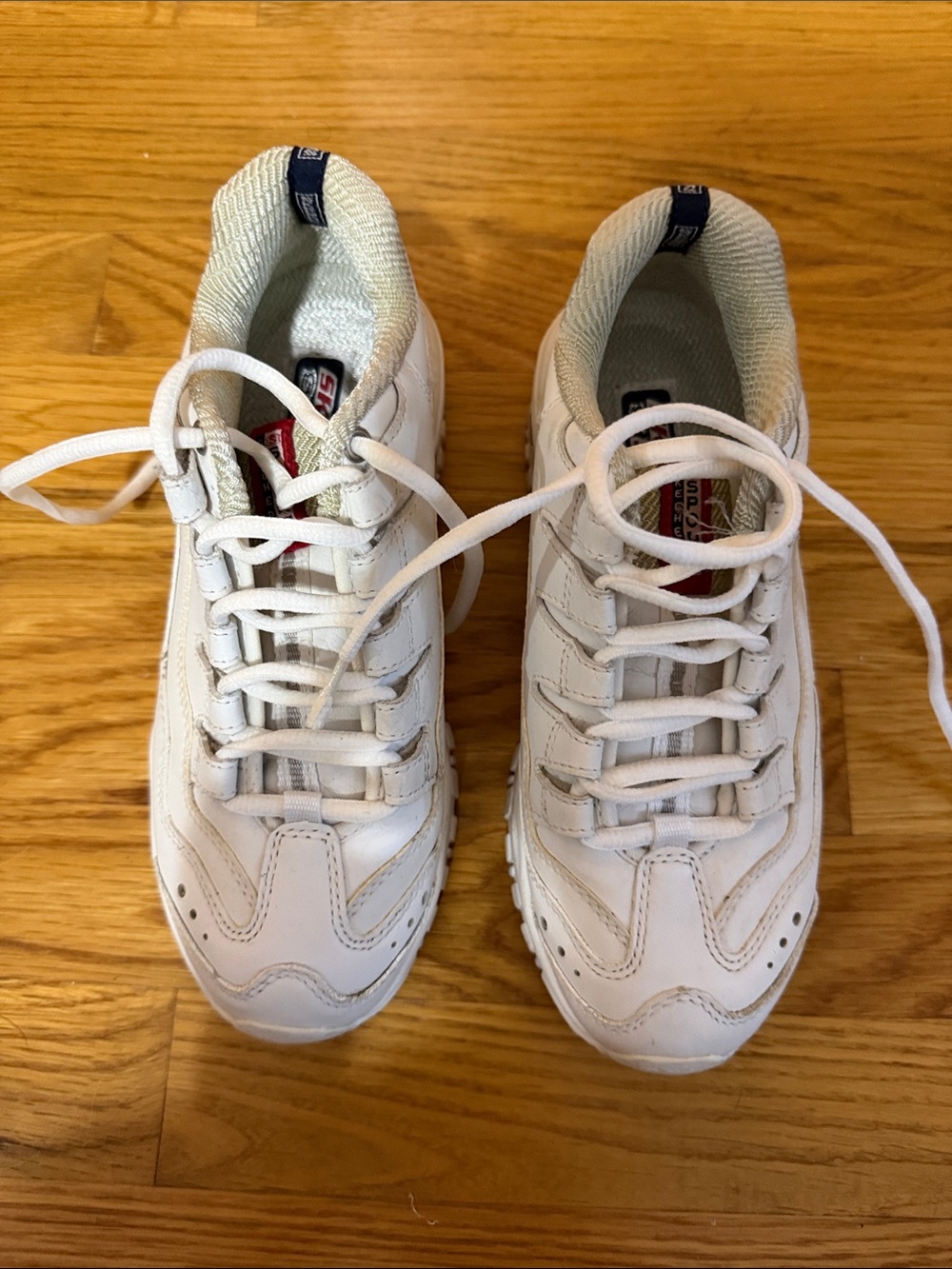White Skechers Sneakers -like new - Size 6.5